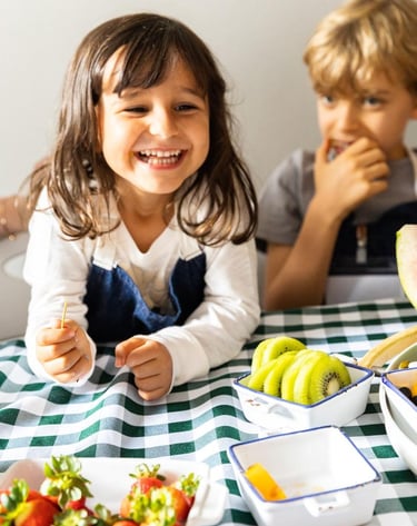 menina sorrindo com frutas