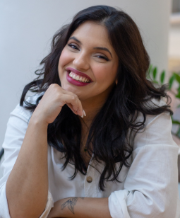 Cliente Mulher bonita, sorridente e feliz