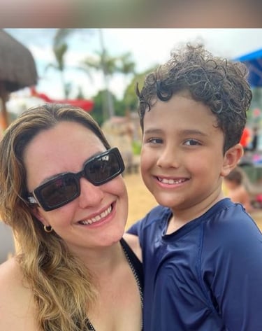 uma mulher e um menino estão sorrindo, felizes e posando para uma foto