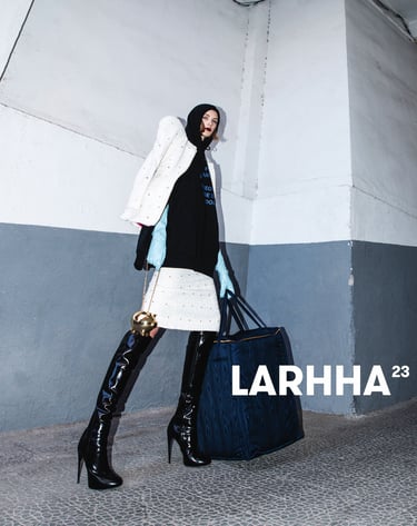 Modelo con look y bolso de Larhha