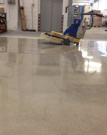 Traitement béton, ponçage et résines décoratives - solutions DG Services pour sols industriels & des