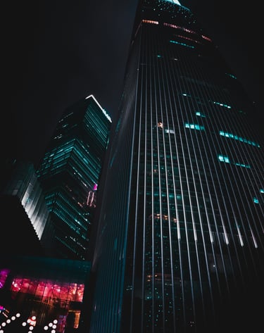 Dos torres negras, iluminadas, por la noche