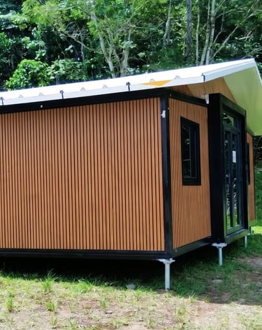 Maison préfabriquée reposant sur vis de fondation.