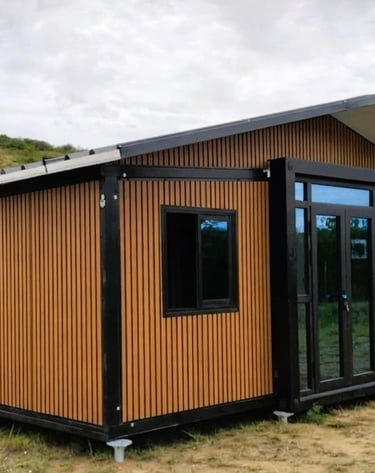 Maison conteneur déployable installée sur pieux vissés.