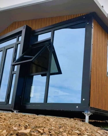 Maison modulaire moderne avec bardage bois et grandes baies vitrées.