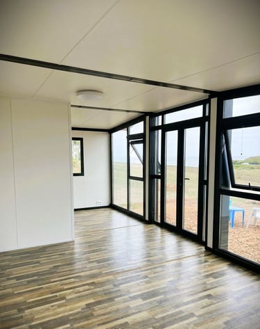 Grandes baies vitrées d'une maison type Greenkub.