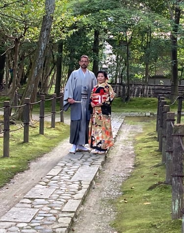 Traditionelle japanische Kimonos in einem historischen Garten – authentische japanische Kultur und h