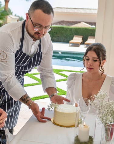 Evento privado con clientes disfrutando de un servicio gastronómico a medida