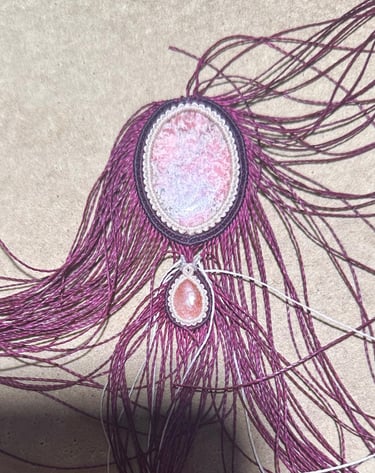 collier en cours d'élaboration, rhodochrosite, pierre de soleil, beaucoup de fils, Linhasita prune, artisanat