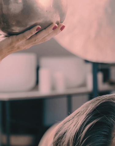 Femme en séance de relaxation sonore aux bols tibétains - Nathalie Collet Voix Son Vibration