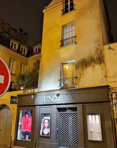 Détournement de panneaux de signalisation représentant une bouteille de bordeaux sur un sens interdi