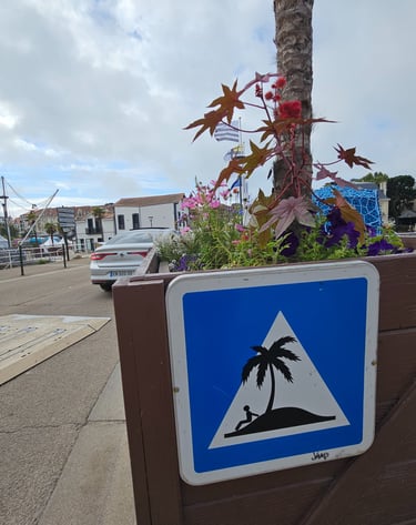 Street art sur panneau de signalisation représentant une ile déserte sur un dos d'âne.