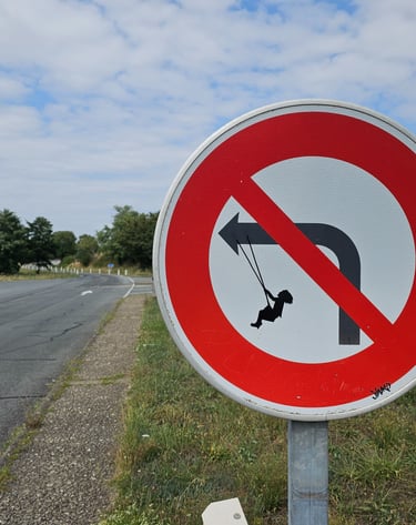 Street art sur panneau de signalisation représentant un fille sur une balançoire