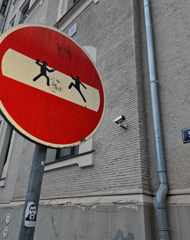 Détournement de panneaux de signalisation représentant deux escimeur aux J.O. sur un sens interdit.