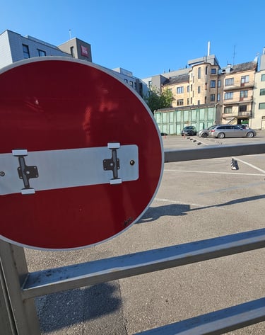 Détournement de panneaux de signalisation représentant un skateboard sur un sens interdit.