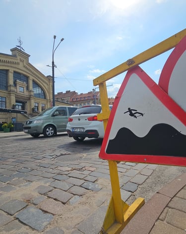 Street art sur panneau de signalisation représentant un skateur sur un dos d'ane à Lisbonne