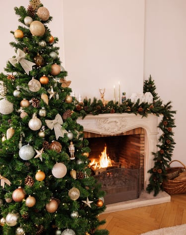 sapin de noel décoré dans des teintes ivoires et dorées devant cheminée