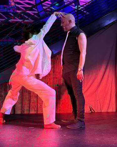 Performance scénique de La Troupe du BaréKa mêlant chant et danse contemporaine.