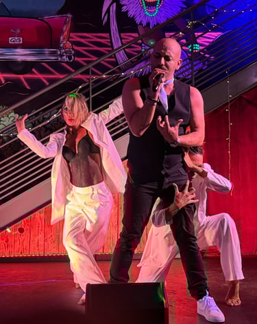 La Troupe du BaréKa en performance live mêlant chant et danse contemporaine.