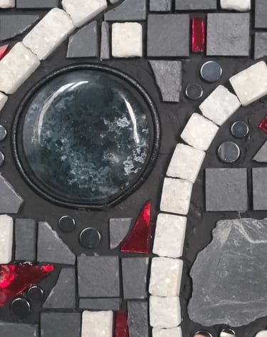 Détail d'une mosaique faite main : pierre d'agathe mousse, marbre blanc 