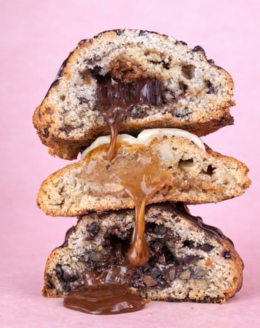 New York cookies apiladas con relleno chorreando