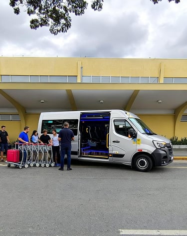 Van estacionada na frente do aeroporto de congonhas para buscas passageiros