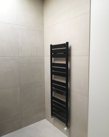 sèche serviette noir moderne sur faïence grand carreaux minérales, douche moderne italienne.