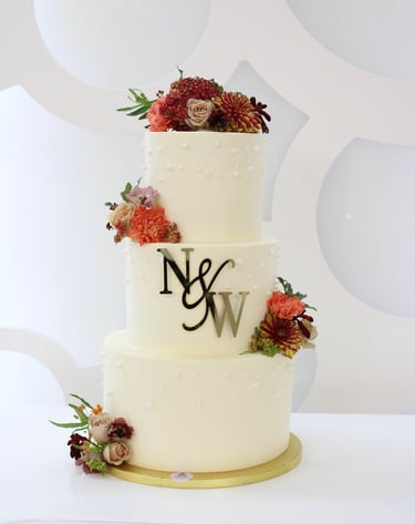 Tarta de boda personalizada de tres pisos con flores naturales, elaborada artesanalmente en Madrid
