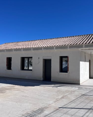 Bungalow moderne blanc en cours de construction, avec toit en tuiles rouges en terre cuite et grande