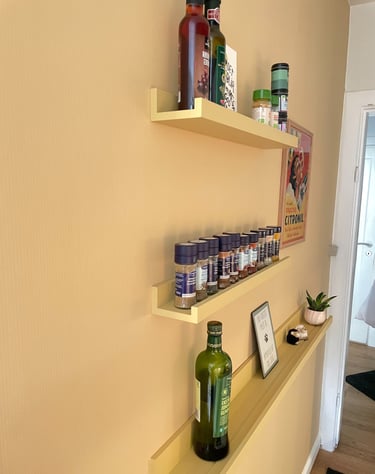 boligindretning med farver I Gul tapet væg i køkkenet