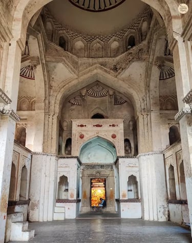 Main sanctum of Chaturbhuj Temple, Orchha with courtyards and jharokhas.