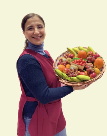 Panier en osier naturel composé d'un assortiment de fruits soigneusement choisis