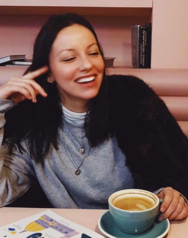 femme avec un café, souriant