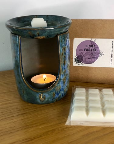 un brule parfum en céramique de couleur paon avec des fondants parfumés senteur figue santal