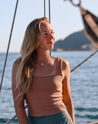 Laura auf der Segelyacht Moana vor der Spanischen Küste