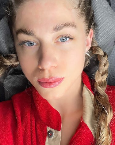 portrait femme couchée, lèvres pulpeuses avec tresse