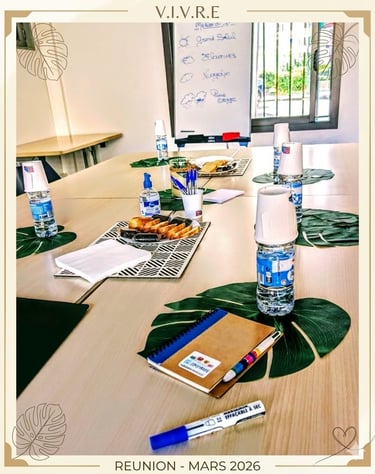 Table de réunion conviviale de l'Association V.I.V.R.E. à La Garde, avec carnets, bouteilles d'eau s