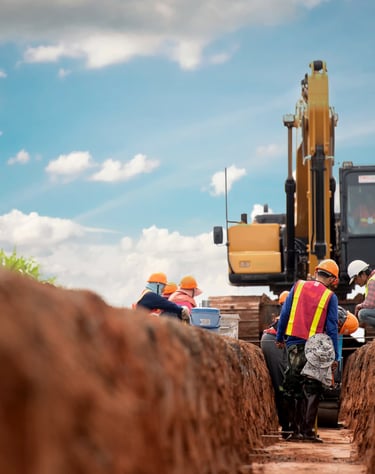 Escavatore in azione con operatori che lavorano sul cantiere