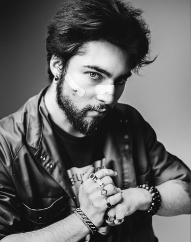 Portrait en photo qui veut en découdre, photo noir et blanc créer par un photographe et vidéaste dans un studio photo à Pau.