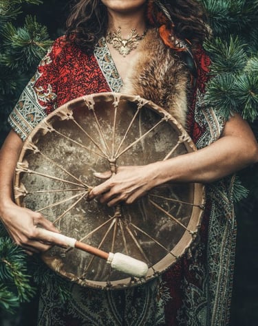 femme en tenue traditionnel, portant son tambour au niveau du coeurr