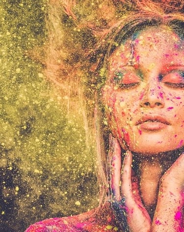 femme les yeux fermés et main autour de son visage avec paillètes dorées autour d'elle