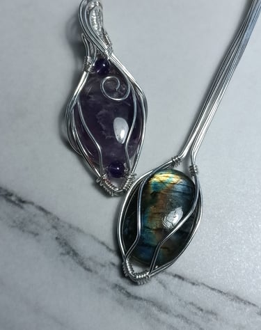 Pendenti realizzati con la tecnica wire wrapping, in argento silver filled e pietre naturali