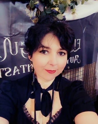 Photo d'Elisabet Guillot, auteure - Avis création de site auteur WenDev
