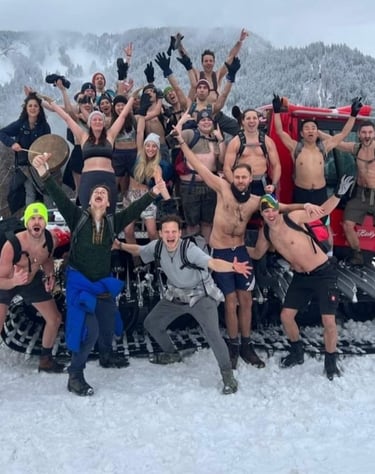 Eine Gruppe von Menschen erreicht den Gipfel einer Wim Hof Bergwanderung