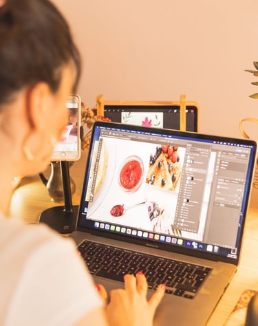 Studio graphique, travail design sur ordinateur, retouche photo