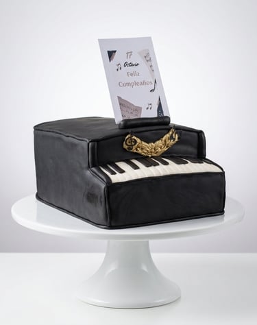 Torta personalizada en forma de piano elaborada por Cocina con Ely, decorada artesanalmente en fonda