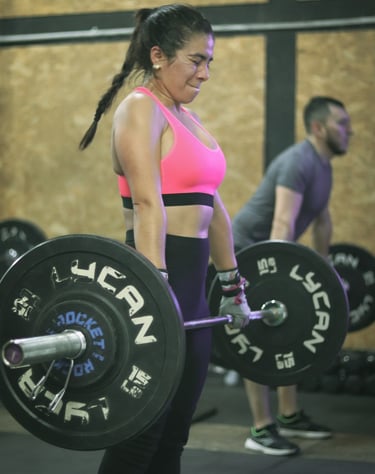femme poids musculation effort