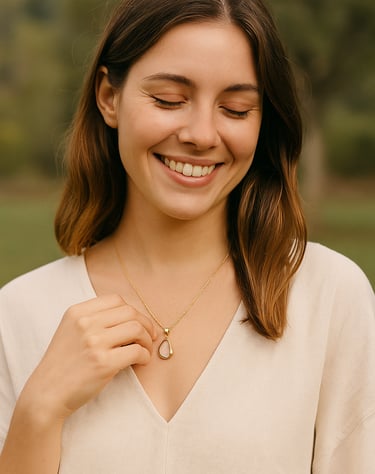 chica emocionada con su colgante de sobrino joyeros