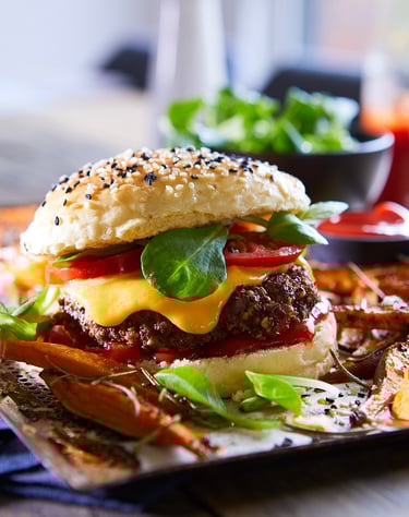 burger ultra gourmand avec frite d patate douce en gros plan