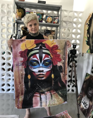 Detalhe de pintura mostrando artefatos indígenas reinterpretados com cores